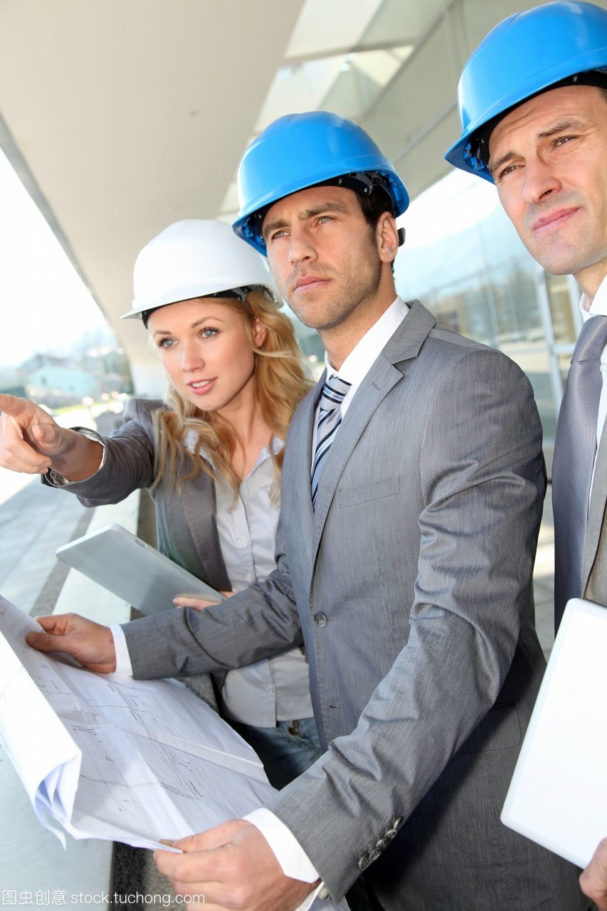 建筑工程師檢查建筑工地